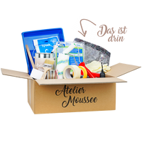 Die Atelier box ist ein Komplettset zum renovieren mit allen Maler Utensilien die man braucht. Pinsel, Farbe, Farbwanne, Abdeckfolie, Malerkrepp, Farbrolle, Wandfarbe, Malerflies und Bedienungsanleitung